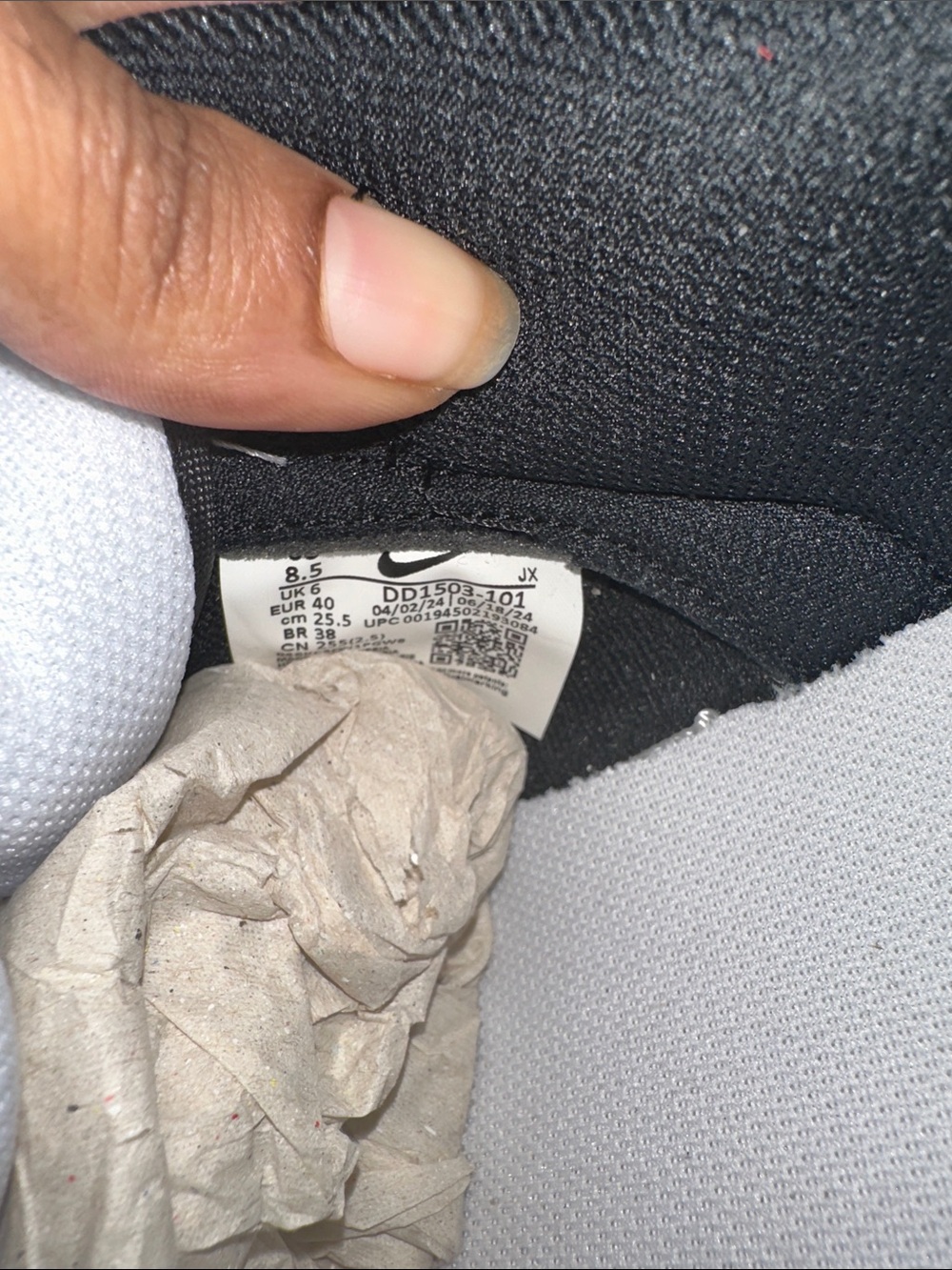 NWT Nike Low-Top Sneakers - Black and White - Picture 8 of 9
